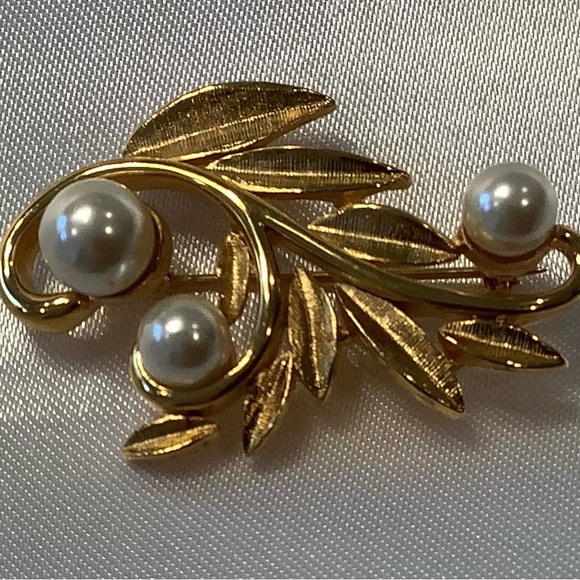 Stunning Napier Vintage Faux Pearl And Brushed Gold Tone Leaf Brooch - Picture 5 of 5